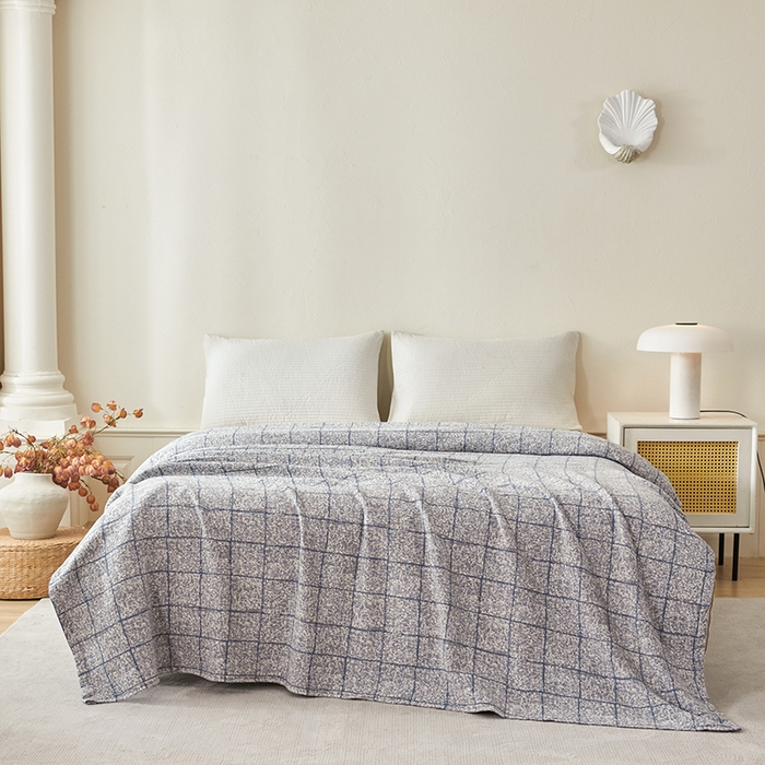 91家纺网 家纺一手货源 找家纺 悦然毛巾被 2026新款全棉纯棉三层水洗色织纱布毛巾被盖毯夏凉被空调被 清格慢居蓝