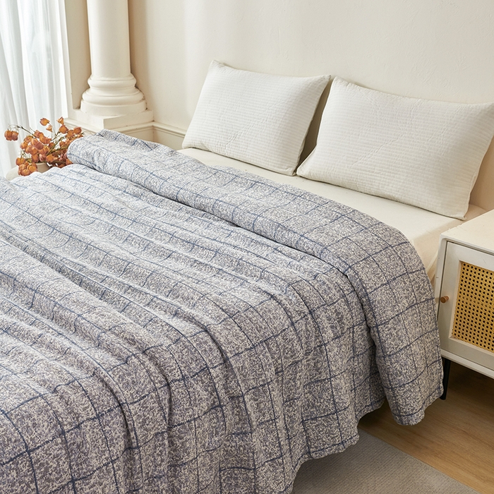 91家纺网 家纺一手货源 找家纺 悦然毛巾被 2026新款全棉纯棉三层水洗色织纱布毛巾被盖毯夏凉被空调被 清格慢居蓝