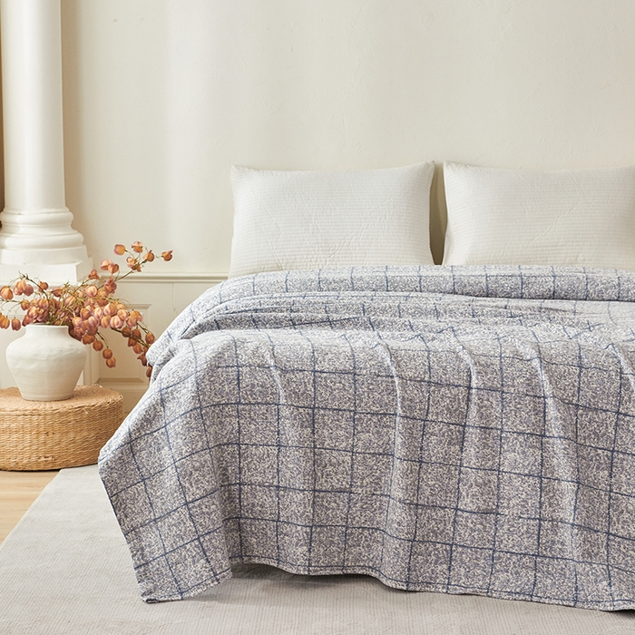 91家纺网 家纺一手货源 找家纺 悦然毛巾被 2026新款全棉纯棉三层水洗色织纱布毛巾被盖毯夏凉被空调被 清格慢居蓝