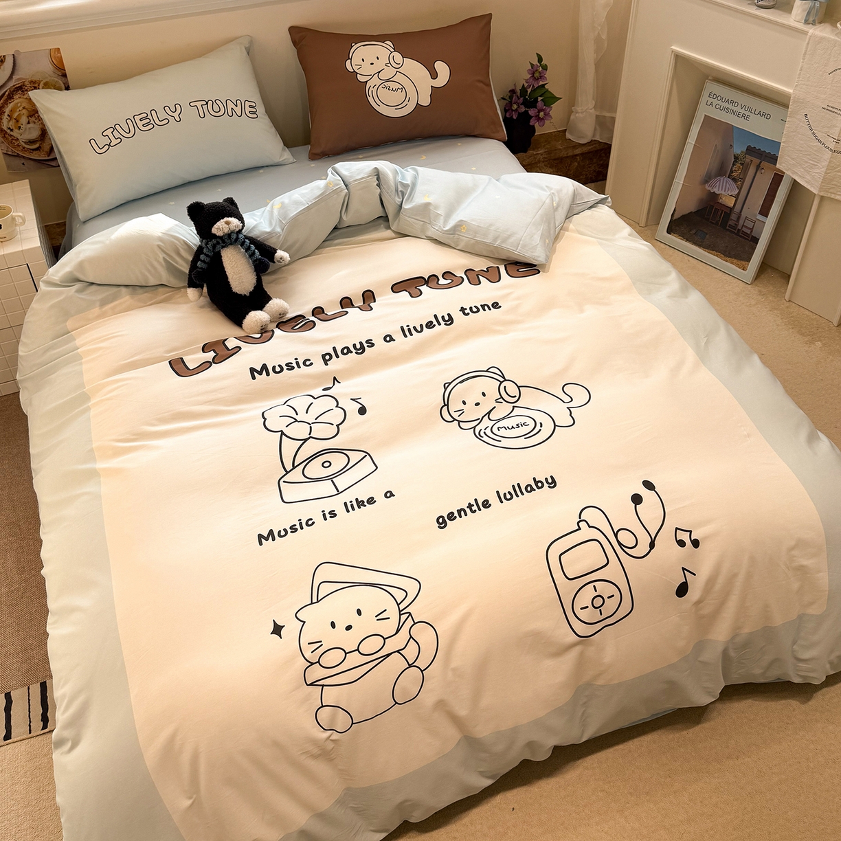 91家纺网 家纺一手货源 找家纺 麦田家纺 2026新款全棉13070数码印花四件套 唱片小猫