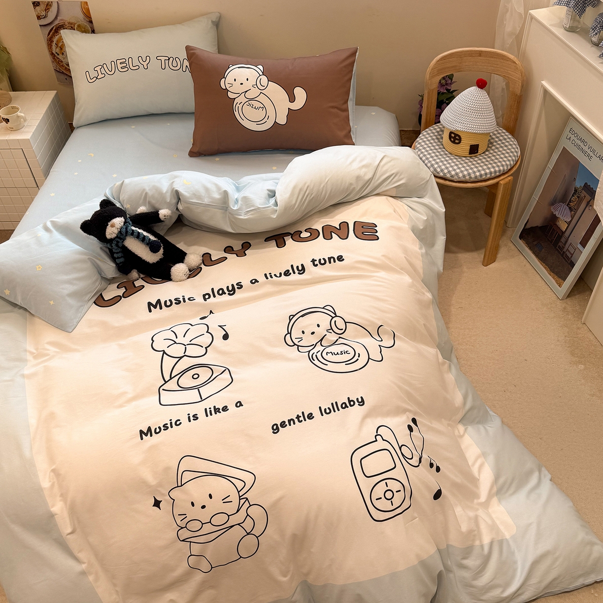 91家纺网 家纺一手货源 找家纺 麦田家纺 2026新款全棉13070数码印花四件套 唱片小猫