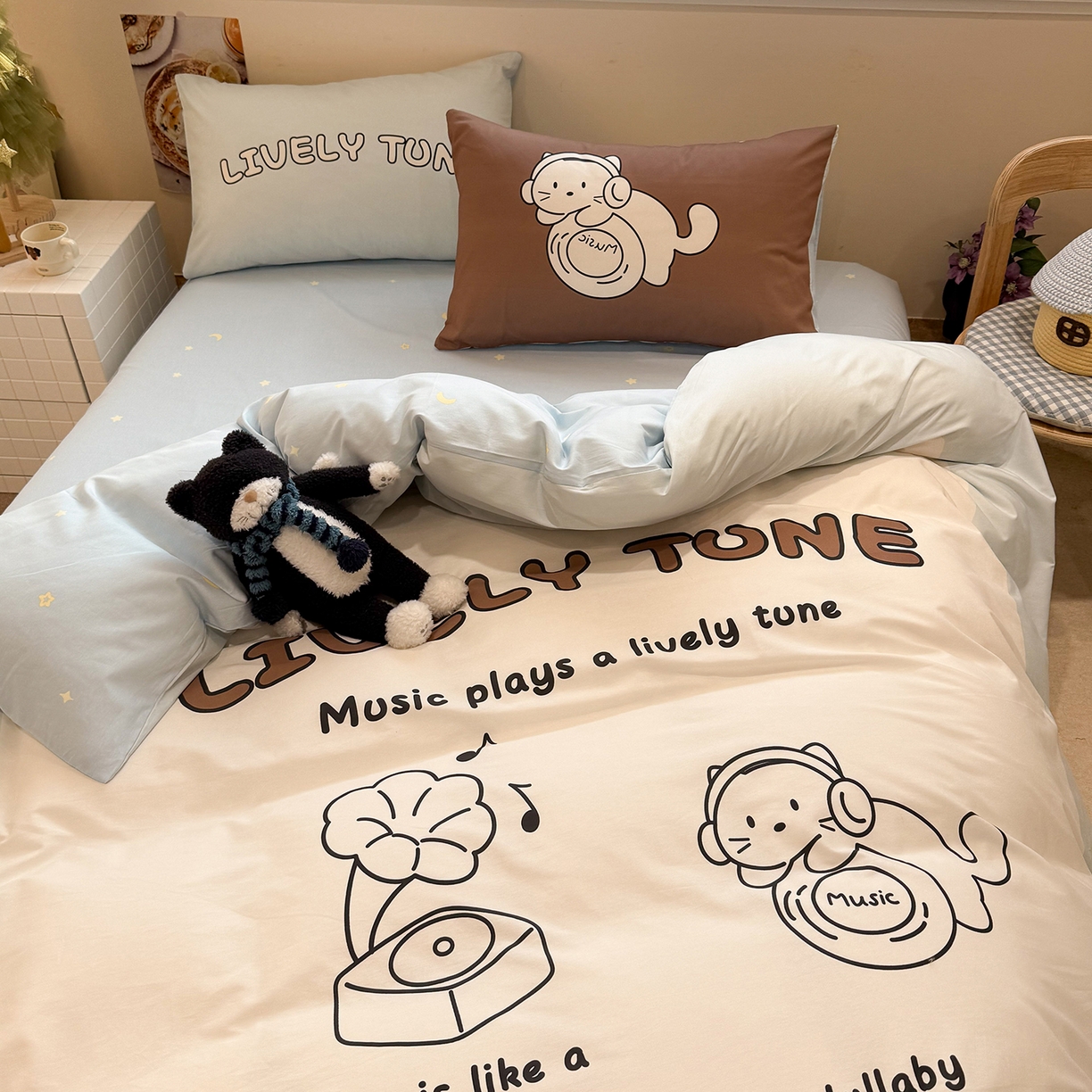 91家纺网 家纺一手货源 找家纺 麦田家纺 2026新款全棉13070数码印花四件套 唱片小猫