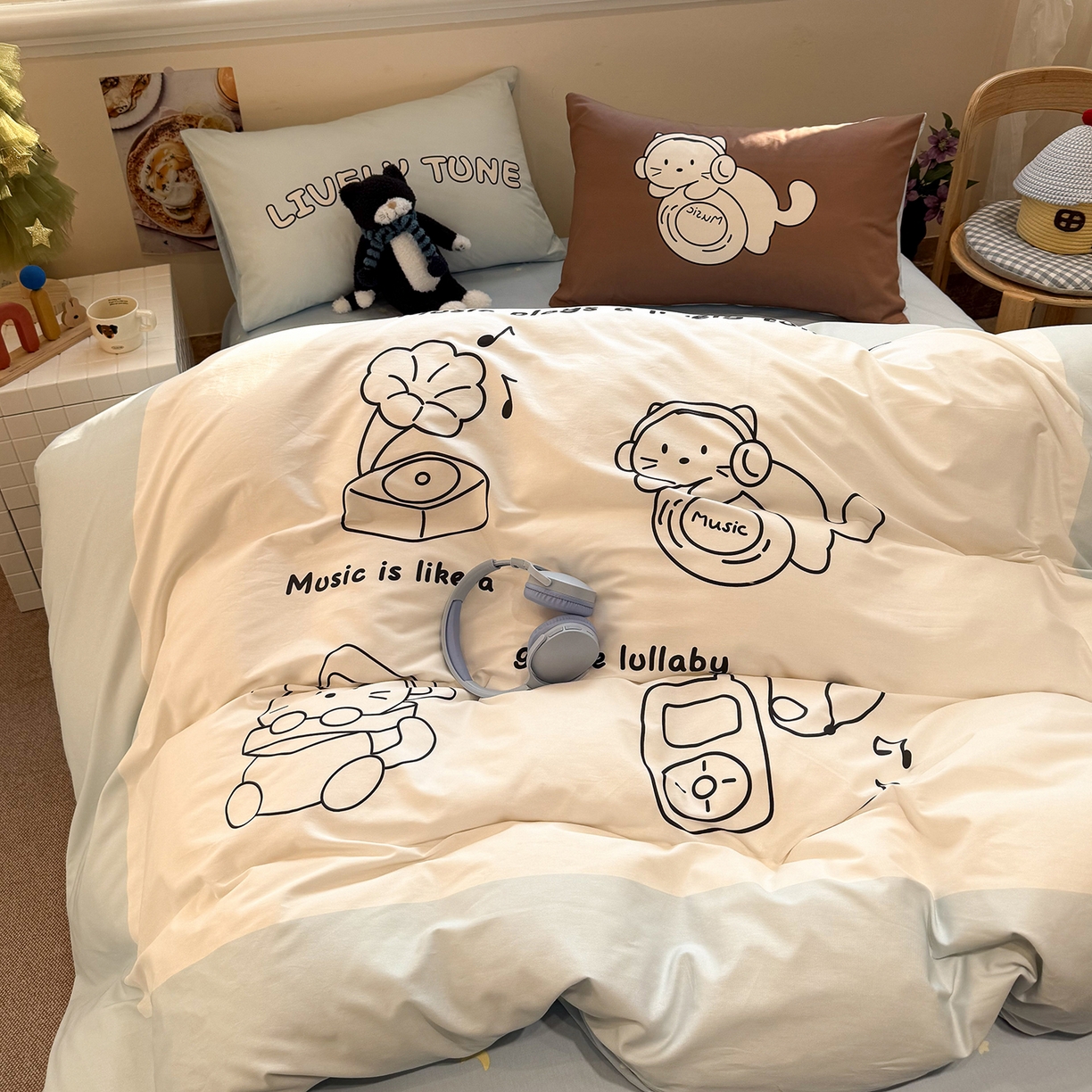 91家纺网 家纺一手货源 找家纺 麦田家纺 2026新款全棉13070数码印花四件套 唱片小猫