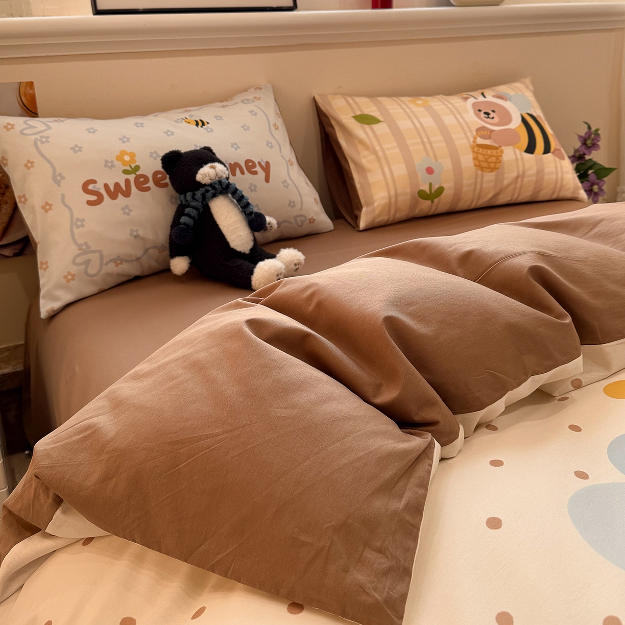 91家纺网 家纺一手货源 找家纺 麦田家纺 2026新款全棉13070数码印花四件套 蜜蜂小熊