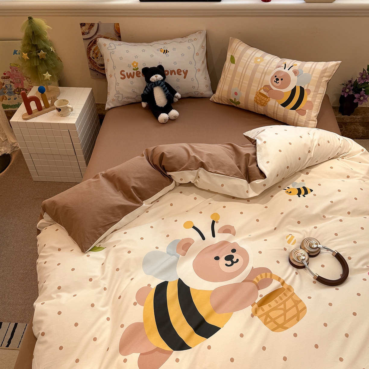 91家纺网 家纺一手货源 找家纺 麦田家纺 2026新款全棉13070数码印花四件套 蜜蜂小熊