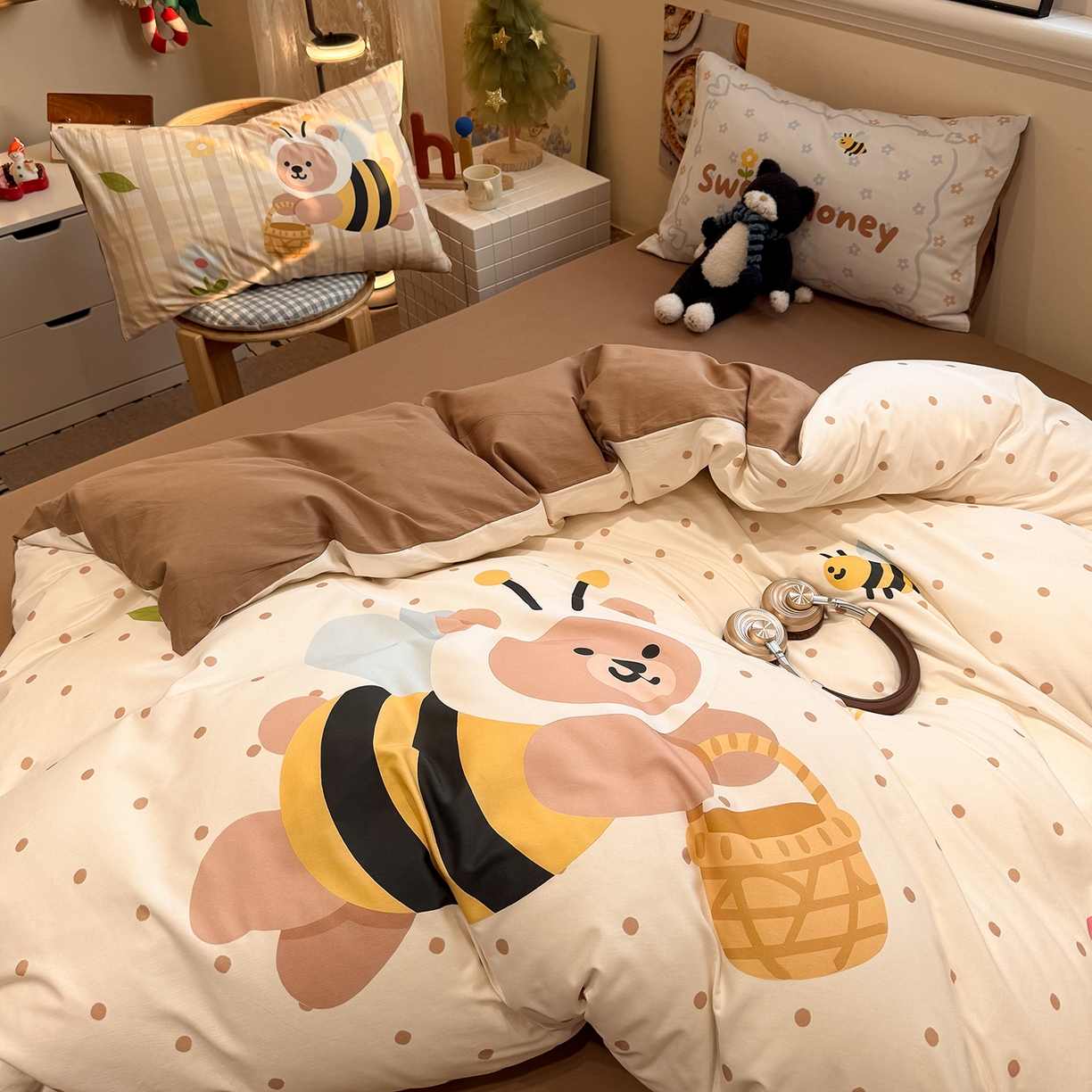 91家纺网 家纺一手货源 找家纺 麦田家纺 2026新款全棉13070数码印花四件套 蜜蜂小熊