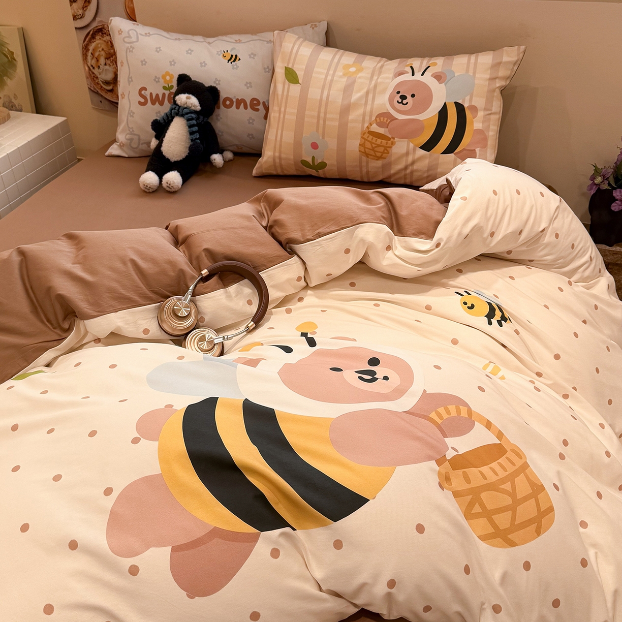 91家纺网 家纺一手货源 找家纺 麦田家纺 2026新款全棉13070数码印花四件套 蜜蜂小熊