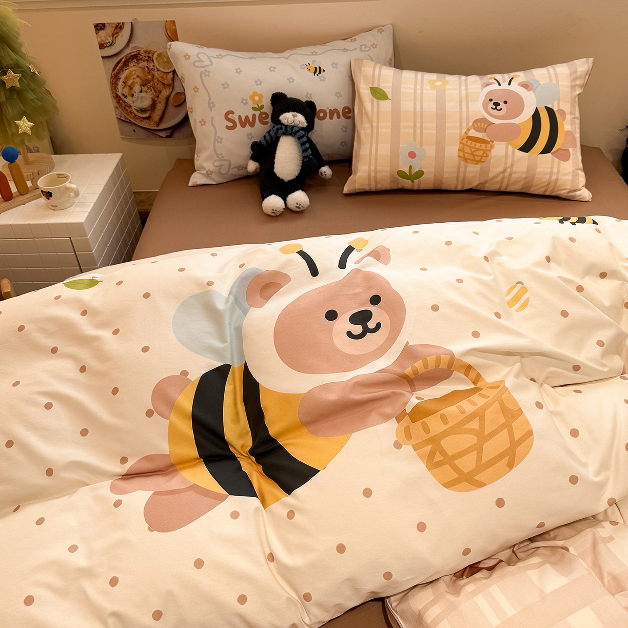 91家纺网 家纺一手货源 找家纺 麦田家纺 2026新款全棉13070数码印花四件套 蜜蜂小熊