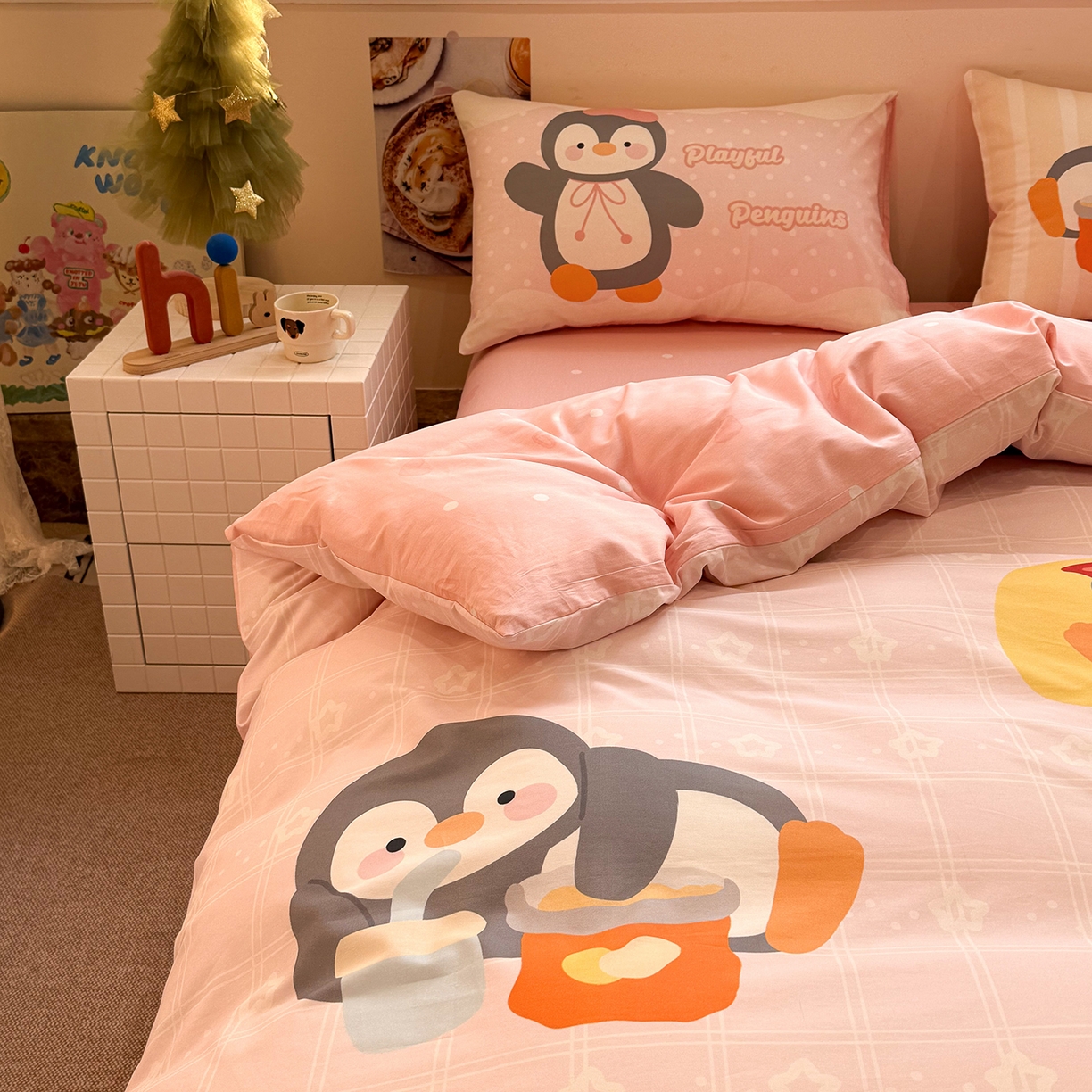 91家纺网 家纺一手货源 找家纺 麦田家纺 2026新款全棉13070数码印花四件套 悠闲企鹅（粉）