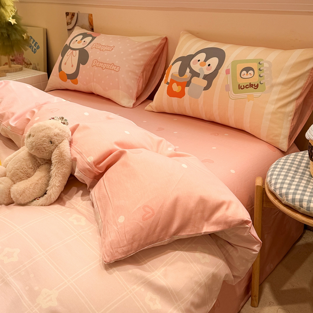 91家纺网 家纺一手货源 找家纺 麦田家纺 2026新款全棉13070数码印花四件套 悠闲企鹅（粉）