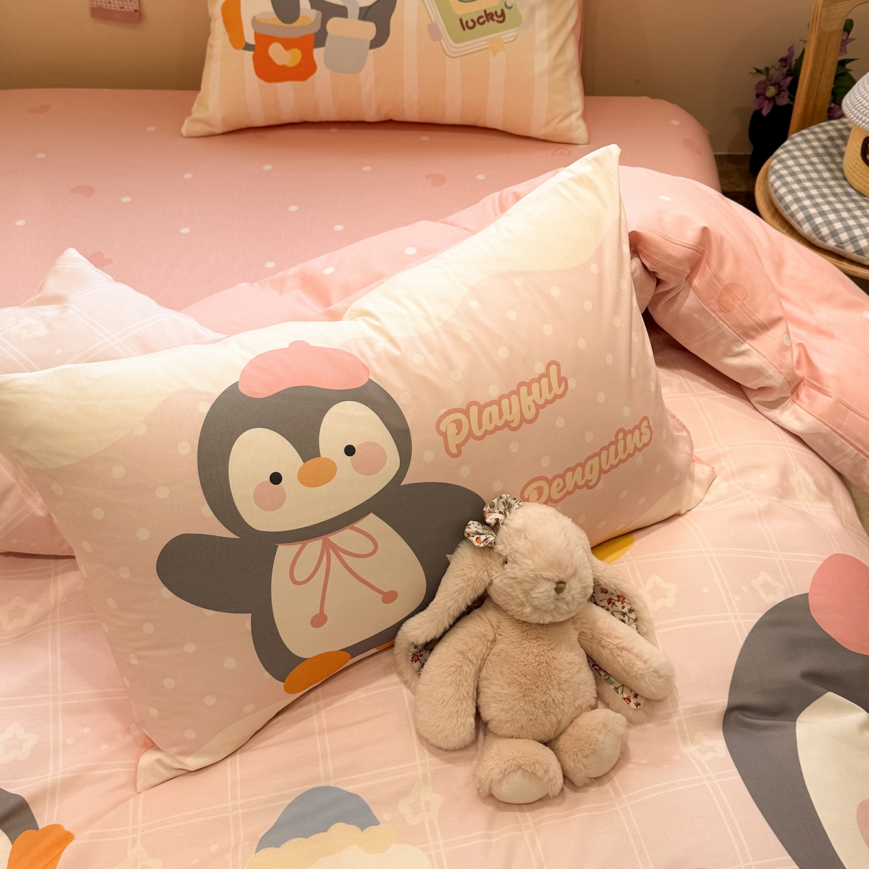 91家纺网 家纺一手货源 找家纺 麦田家纺 2026新款全棉13070数码印花四件套 悠闲企鹅（粉）