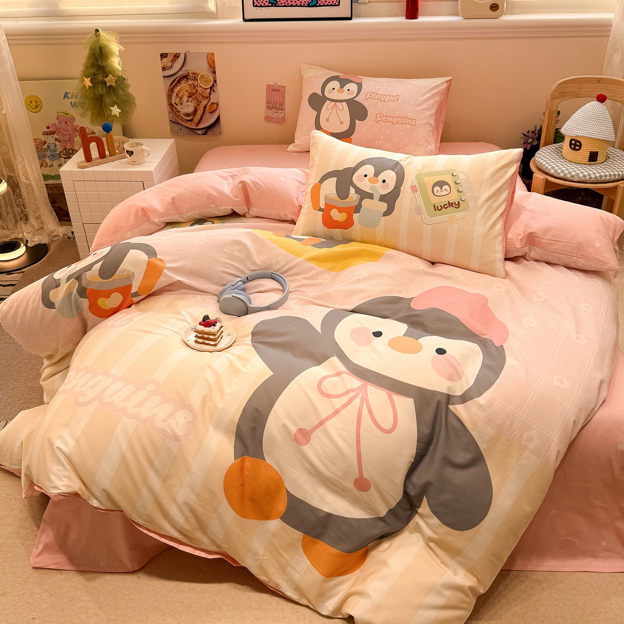 91家纺网 家纺一手货源 找家纺 麦田家纺 2026新款全棉13070数码印花四件套 悠闲企鹅（粉）