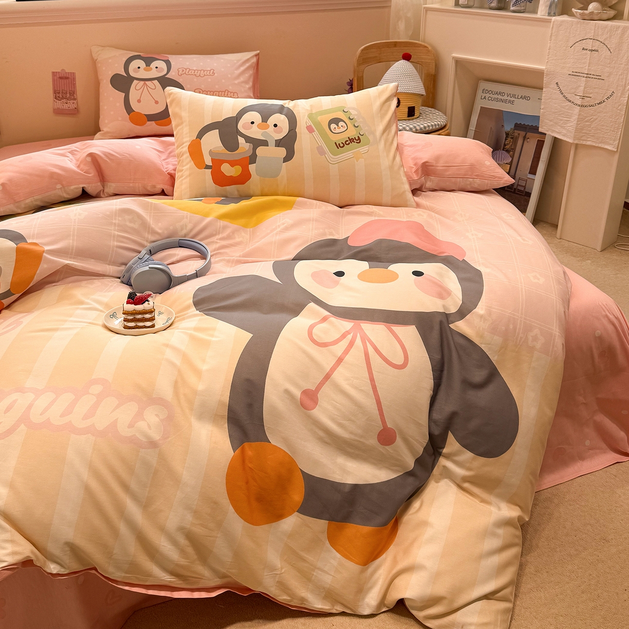 91家纺网 家纺一手货源 找家纺 麦田家纺 2026新款全棉13070数码印花四件套 悠闲企鹅（粉）