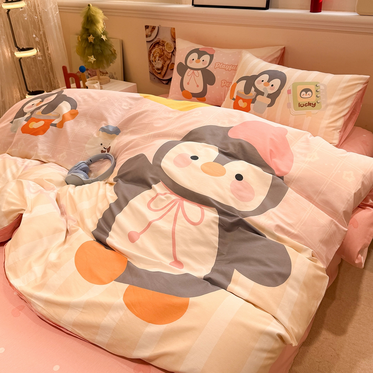 91家纺网 家纺一手货源 找家纺 麦田家纺 2026新款全棉13070数码印花四件套 悠闲企鹅（粉）