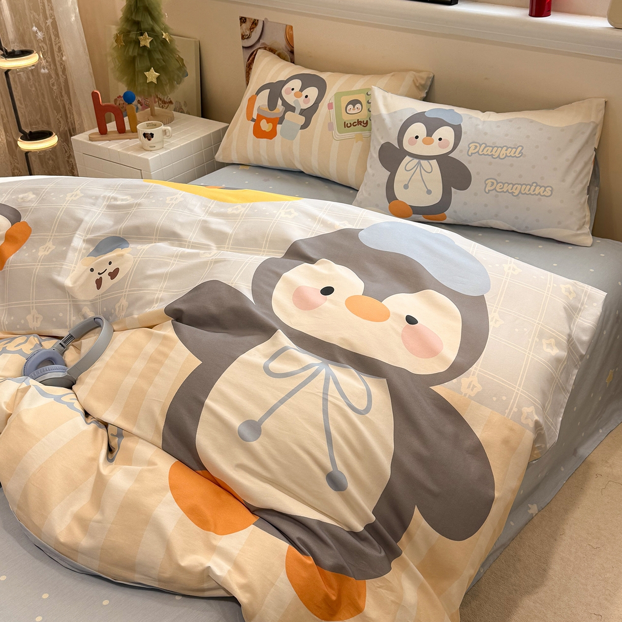 91家纺网 家纺一手货源 找家纺 麦田家纺 2026新款全棉13070数码印花四件套 悠闲企鹅（蓝)