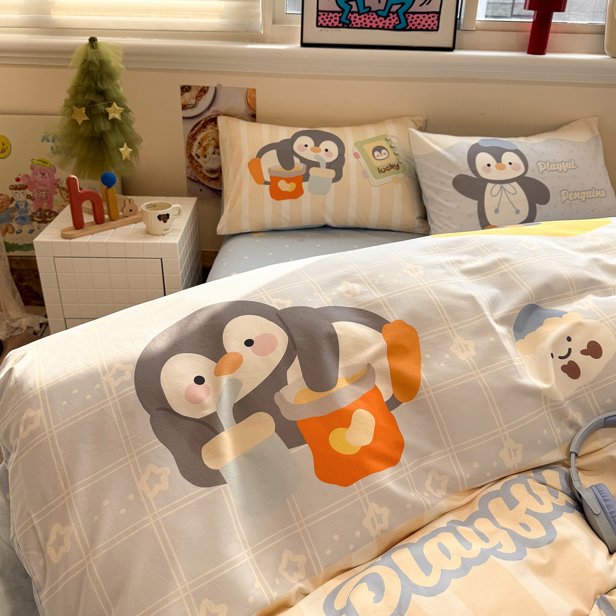 91家纺网 家纺一手货源 找家纺 麦田家纺 2026新款全棉13070数码印花四件套 悠闲企鹅（蓝)