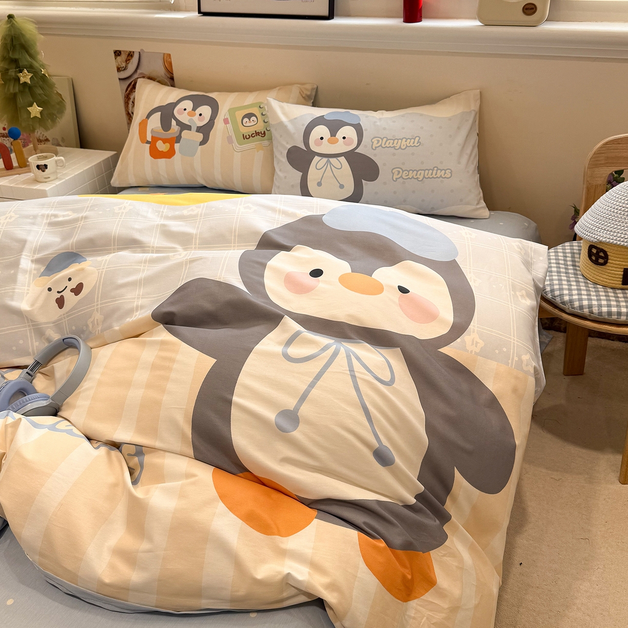 91家纺网 家纺一手货源 找家纺 麦田家纺 2026新款全棉13070数码印花四件套 悠闲企鹅（蓝)