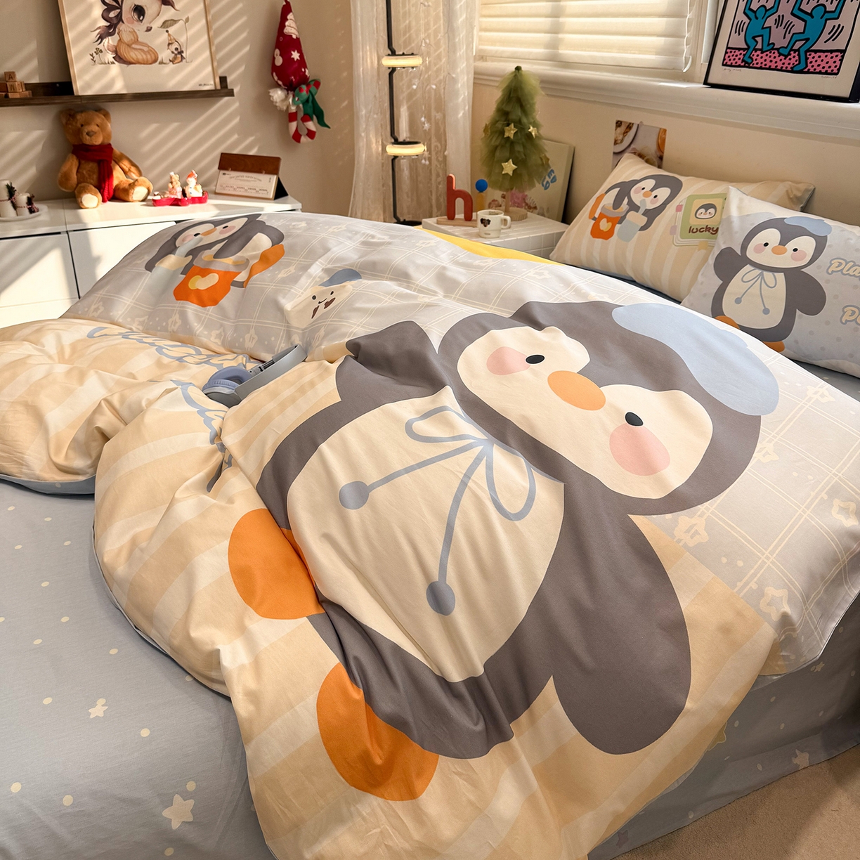 91家纺网 家纺一手货源 找家纺 麦田家纺 2026新款全棉13070数码印花四件套 悠闲企鹅（蓝)