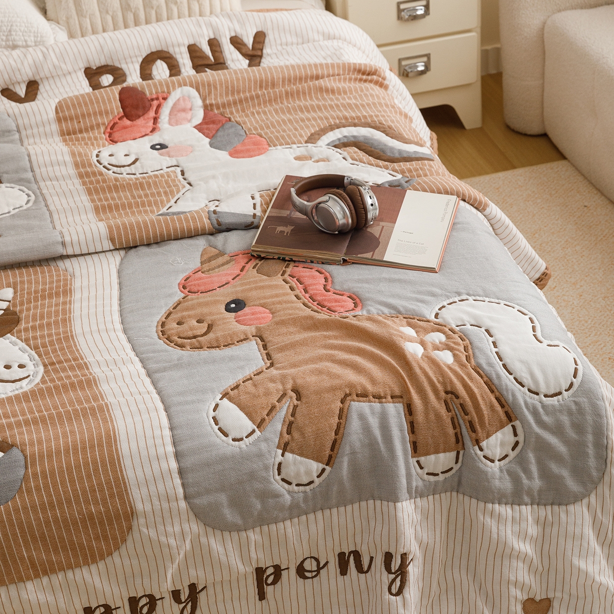 91家纺网 家纺一手货源 找家纺 朴尔家纺-毛巾被 2026新品纯棉云朵棉卡通独版十层加厚纱布泡芙被毛巾被 彩虹马