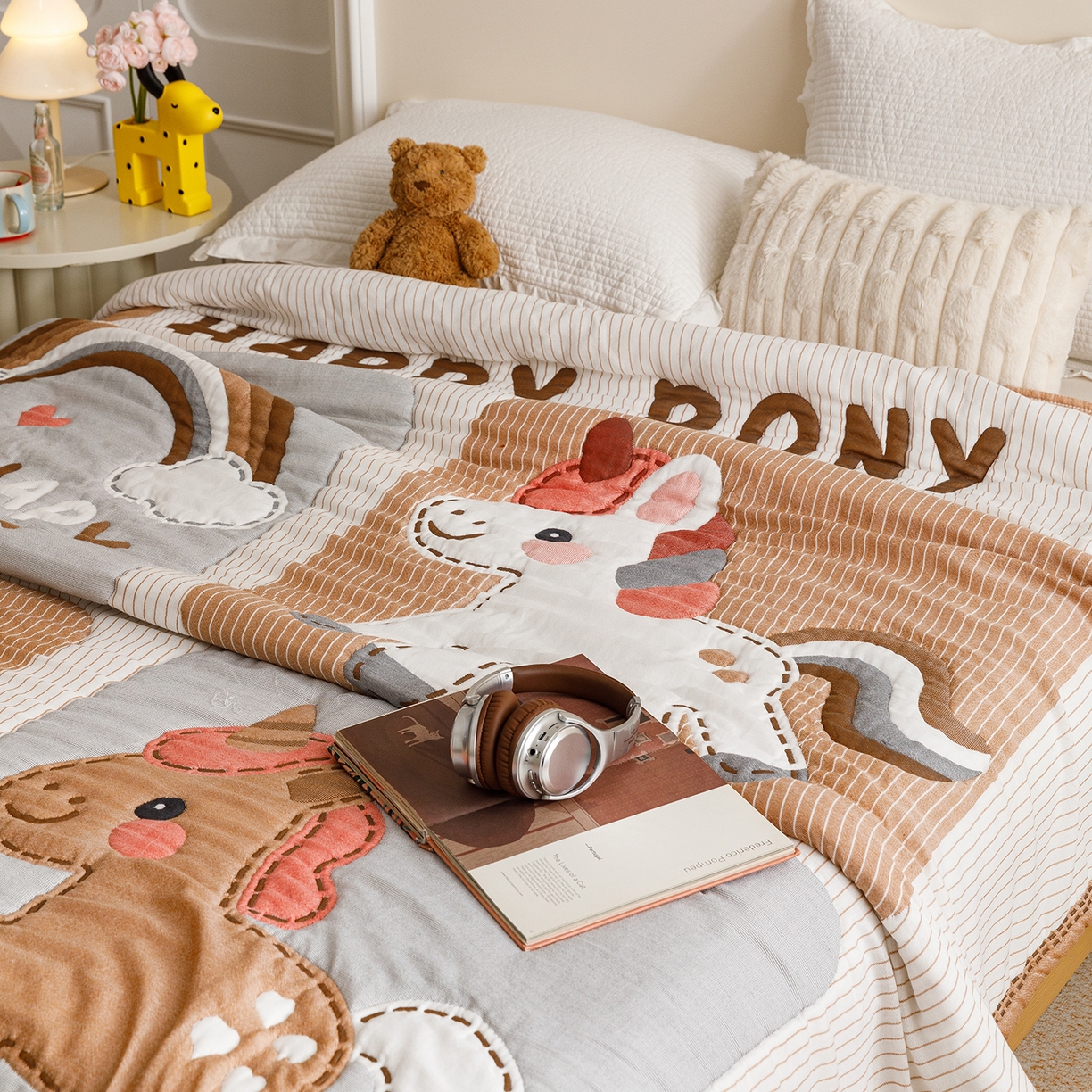 91家纺网 家纺一手货源 找家纺 朴尔家纺-毛巾被 2026新品纯棉云朵棉卡通独版十层加厚纱布泡芙被毛巾被 彩虹马