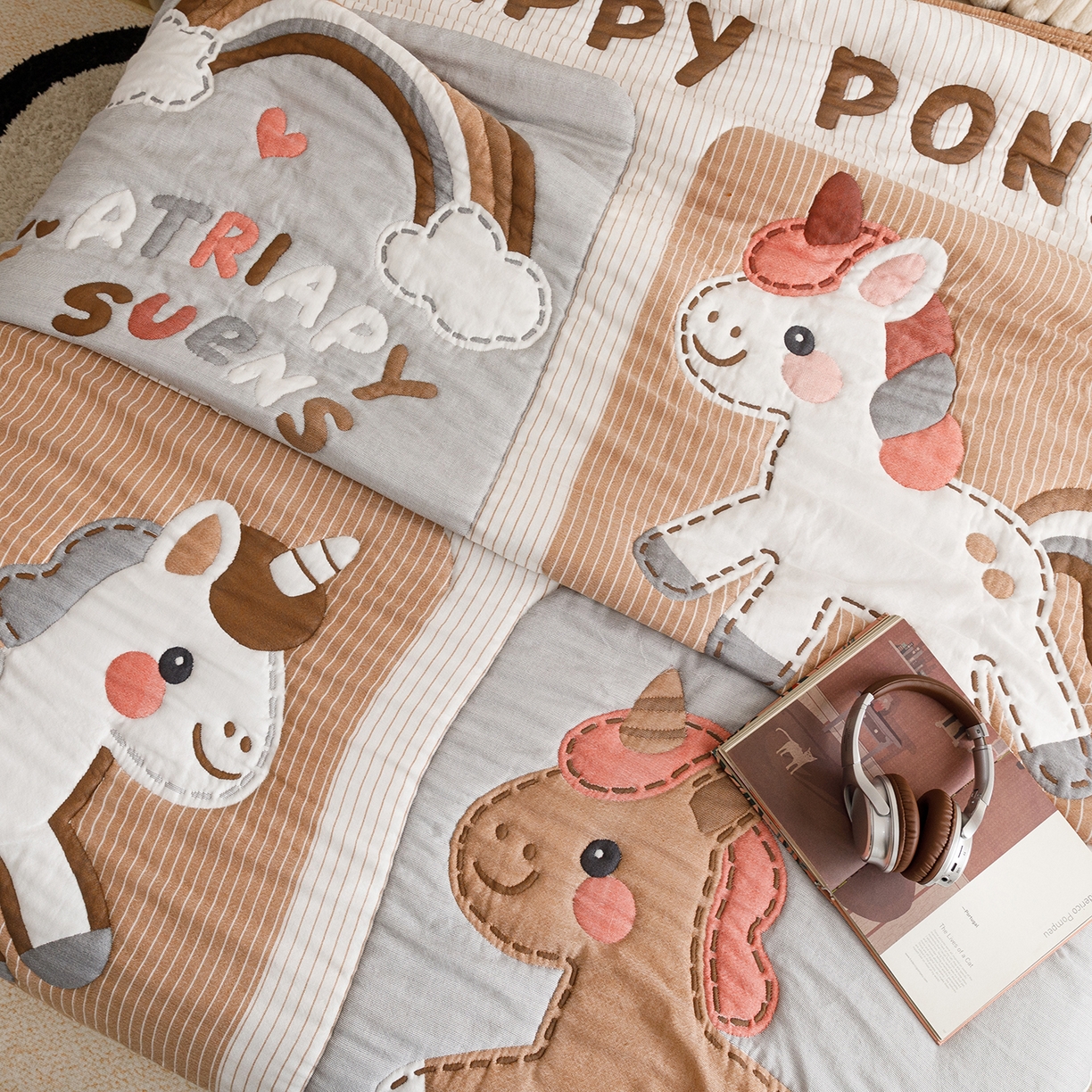 91家纺网 家纺一手货源 找家纺 朴尔家纺-毛巾被 2026新品纯棉云朵棉卡通独版十层加厚纱布泡芙被毛巾被 彩虹马