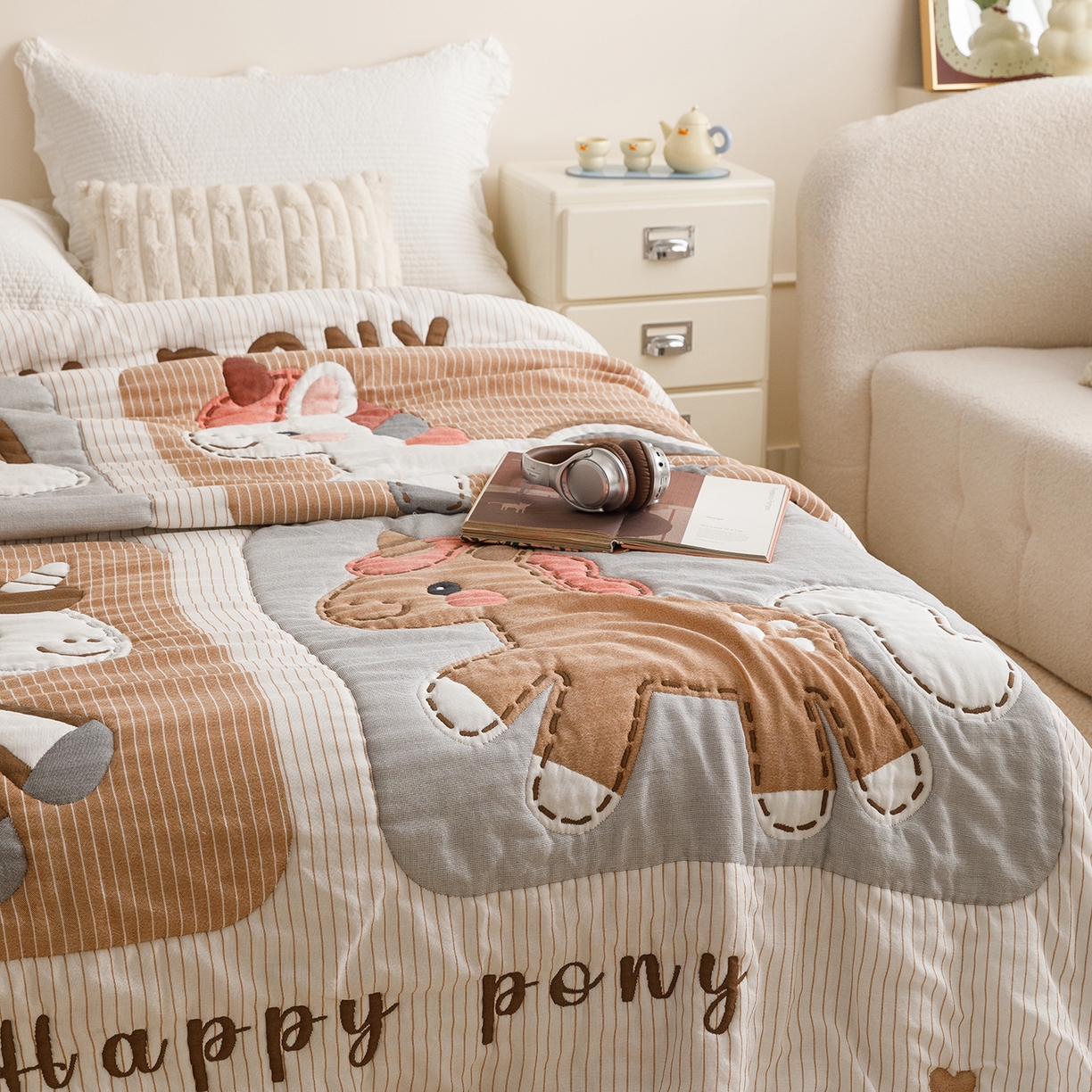 91家纺网 家纺一手货源 找家纺 朴尔家纺-毛巾被 2026新品纯棉云朵棉卡通独版十层加厚纱布泡芙被毛巾被 彩虹马