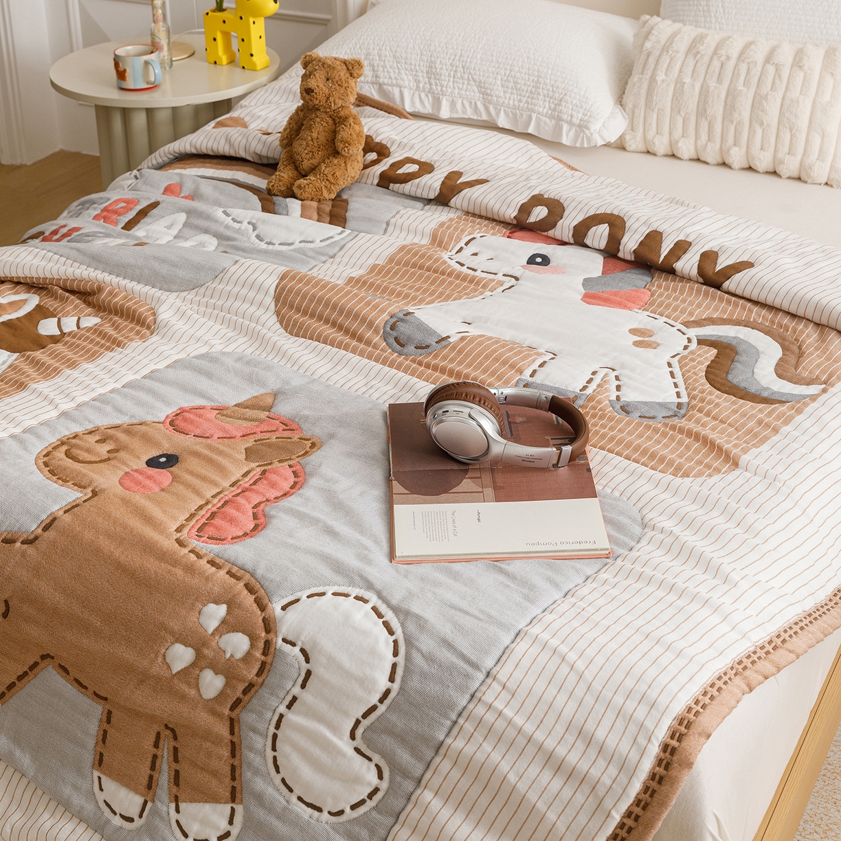 91家纺网 家纺一手货源 找家纺 朴尔家纺-毛巾被 2026新品纯棉云朵棉卡通独版十层加厚纱布泡芙被毛巾被 彩虹马