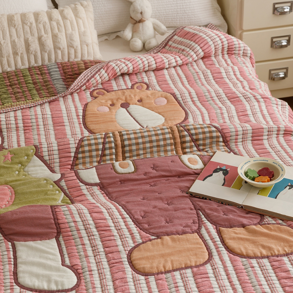 91家纺网 家纺一手货源 找家纺 朴尔家纺-毛巾被 2026新品纯棉云朵棉卡通独版十层加厚纱布泡芙被毛巾被 粉色条纹伙伴