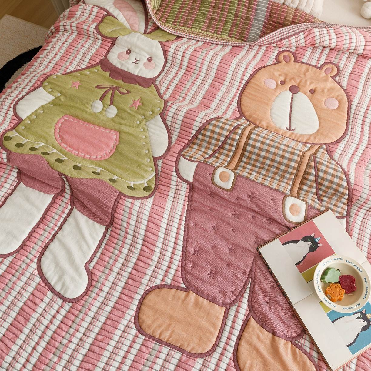 91家纺网 家纺一手货源 找家纺 朴尔家纺-毛巾被 2026新品纯棉云朵棉卡通独版十层加厚纱布泡芙被毛巾被 粉色条纹伙伴