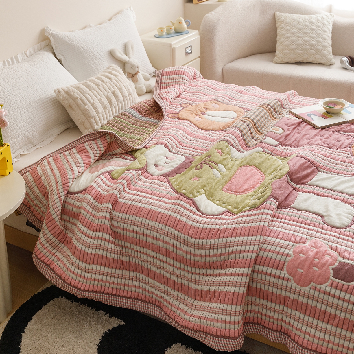 91家纺网 家纺一手货源 找家纺 朴尔家纺-毛巾被 2026新品纯棉云朵棉卡通独版十层加厚纱布泡芙被毛巾被 粉色条纹伙伴