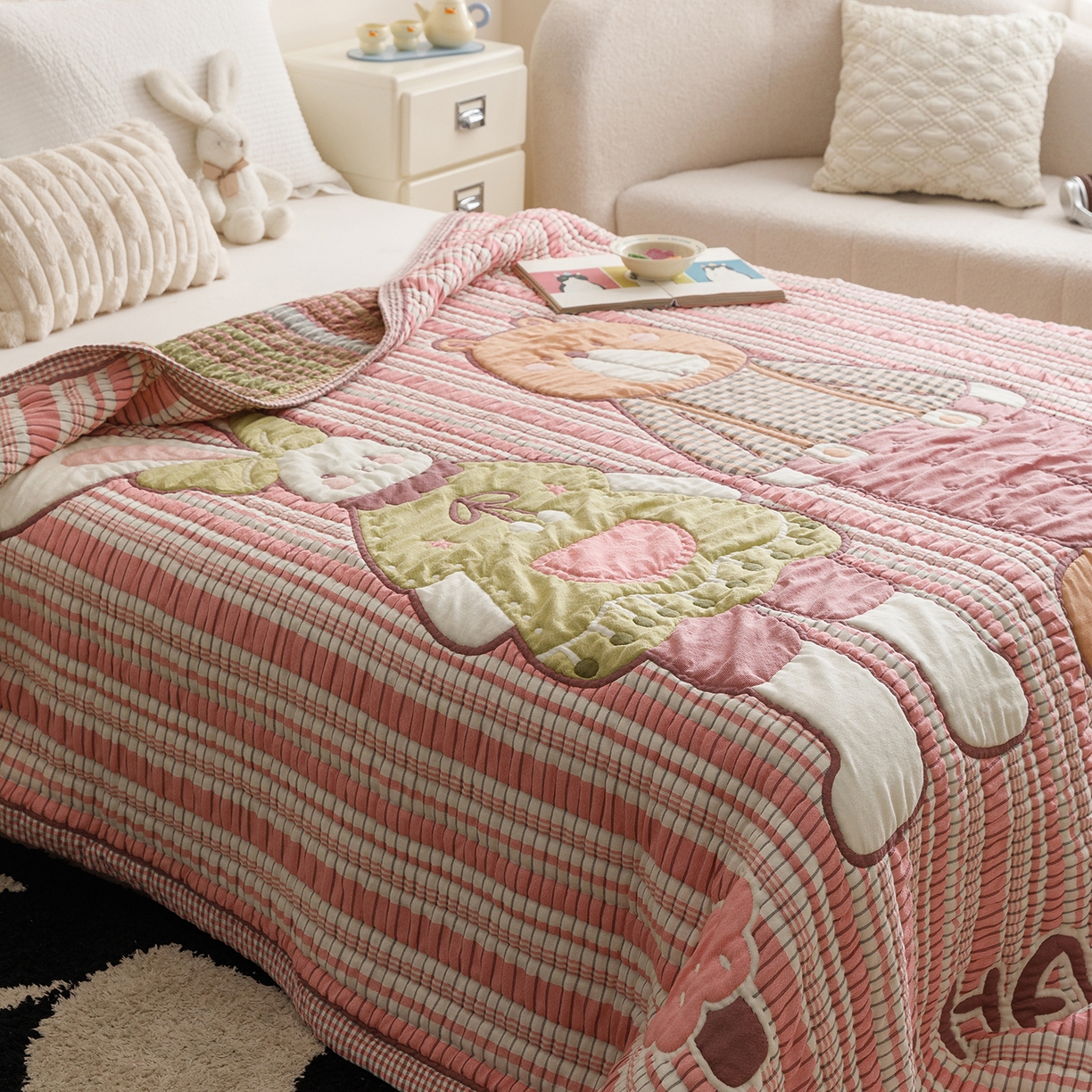 91家纺网 家纺一手货源 找家纺 朴尔家纺-毛巾被 2026新品纯棉云朵棉卡通独版十层加厚纱布泡芙被毛巾被 粉色条纹伙伴