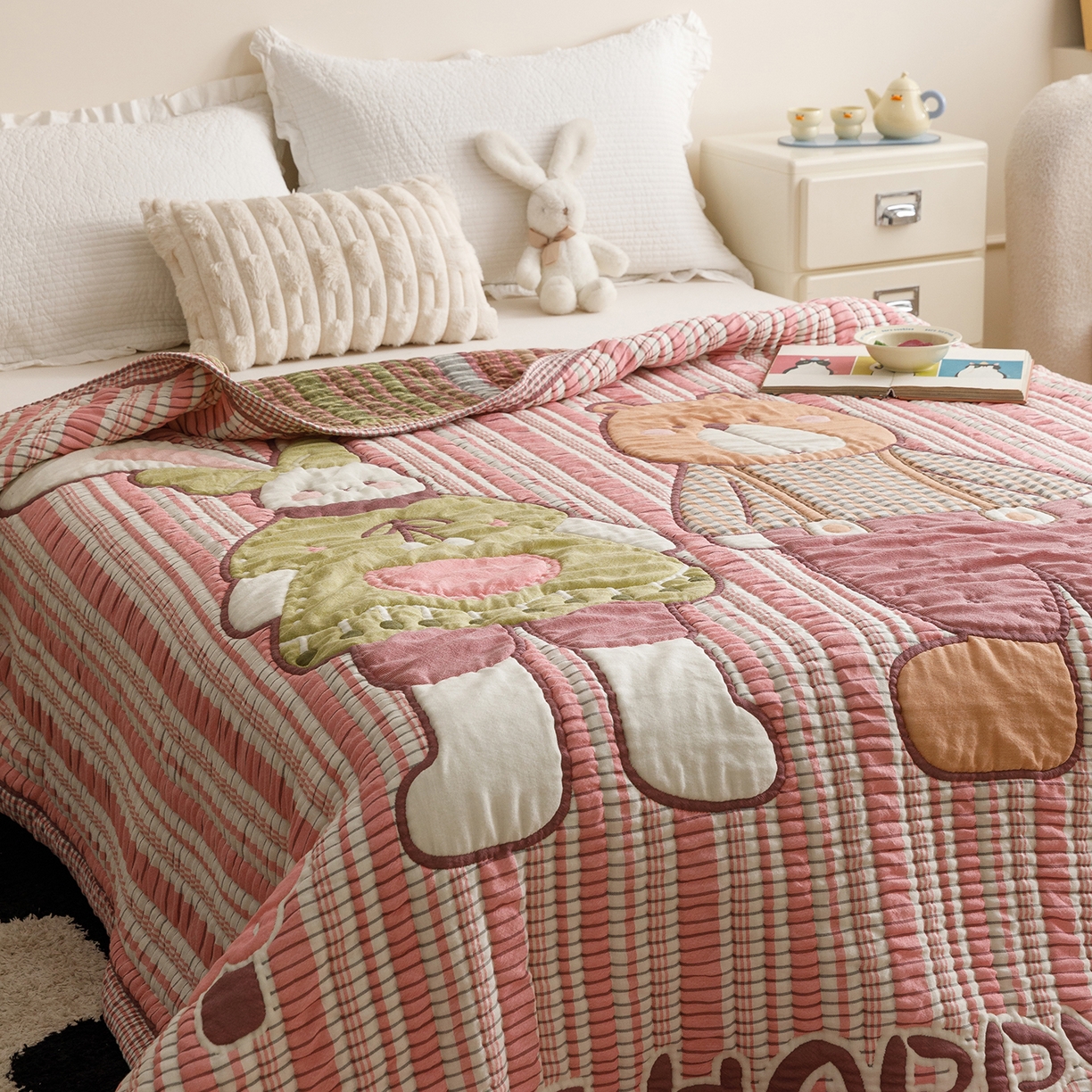 91家纺网 家纺一手货源 找家纺 朴尔家纺-毛巾被 2026新品纯棉云朵棉卡通独版十层加厚纱布泡芙被毛巾被 粉色条纹伙伴