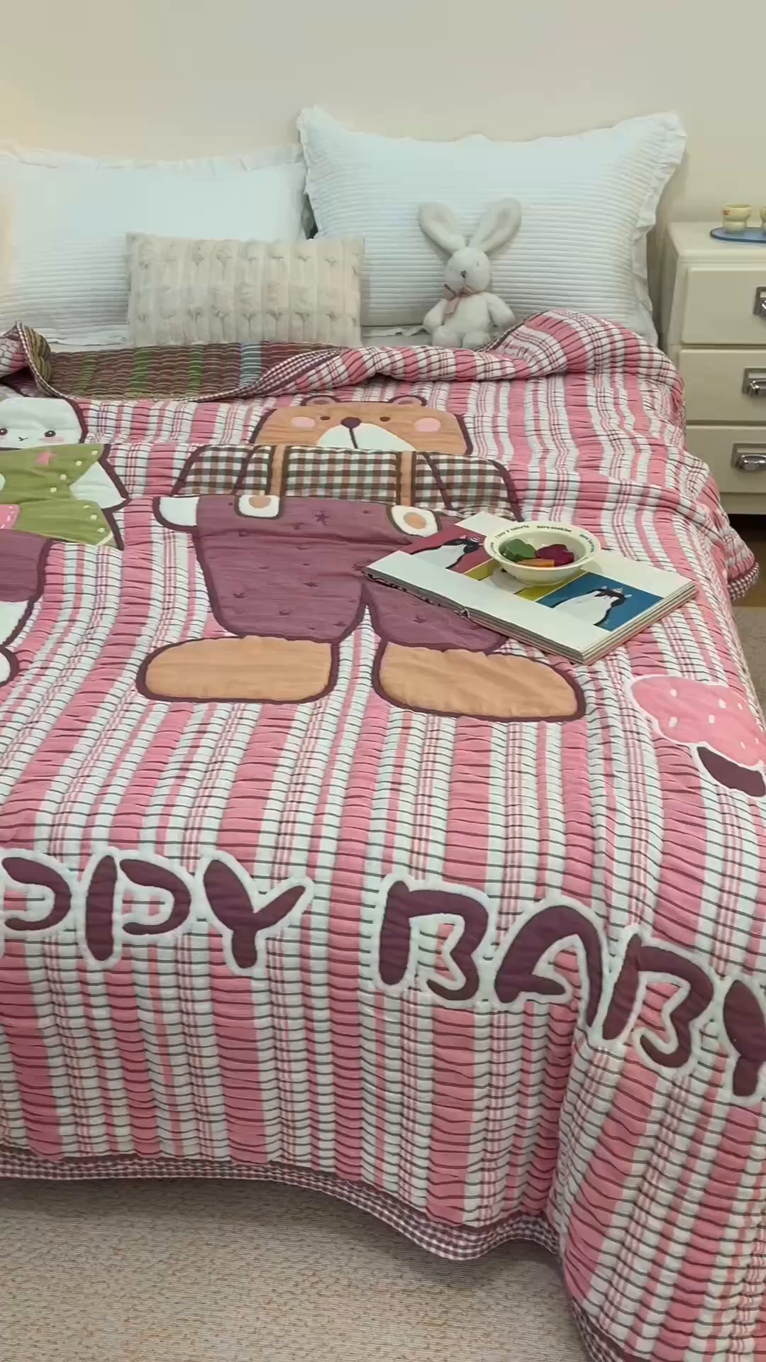 91家纺网 家纺一手货源 找家纺 朴尔家纺-毛巾被 2026新品纯棉云朵棉卡通独版十层加厚纱布泡芙被毛巾被 粉色条纹伙伴