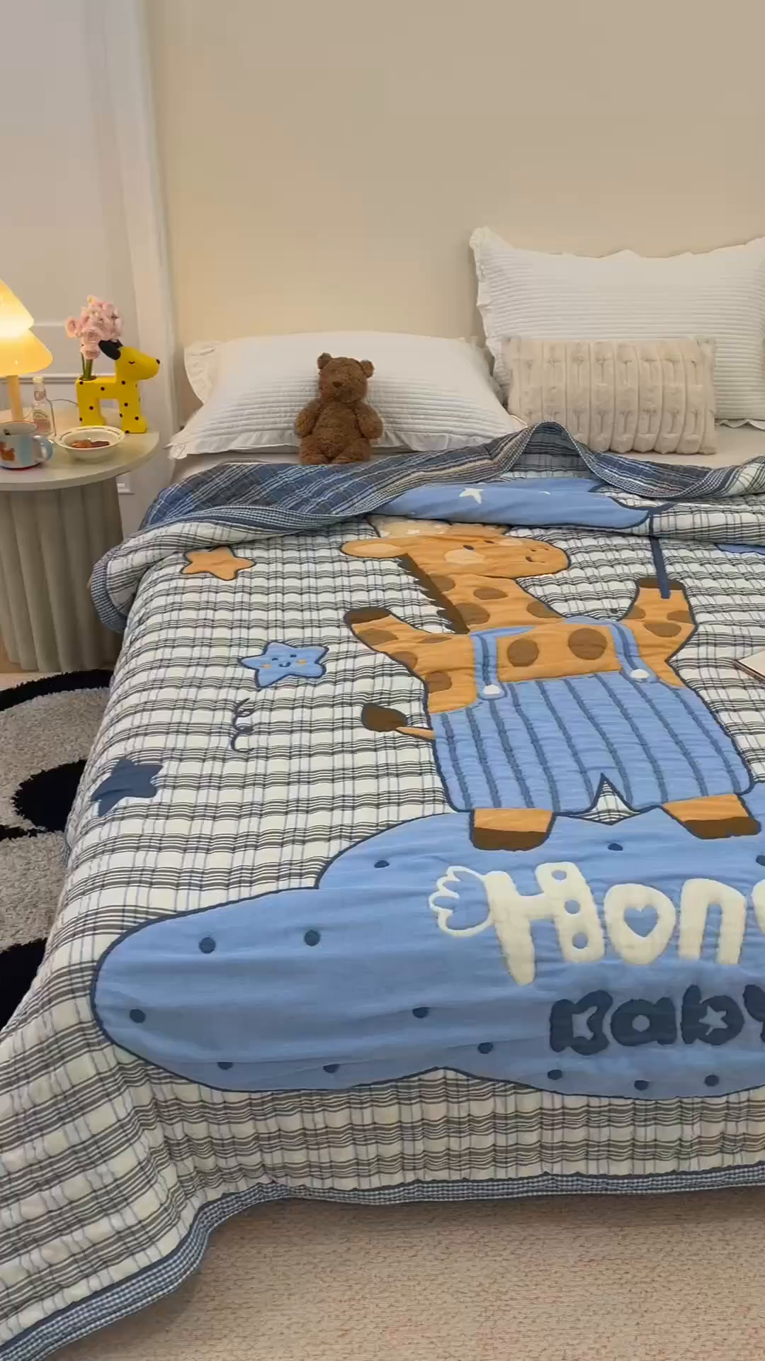 91家纺网 家纺一手货源 找家纺 朴尔家纺-毛巾被 2026新品纯棉云朵棉卡通独版十层加厚纱布泡芙被毛巾被 蓝色长颈鹿