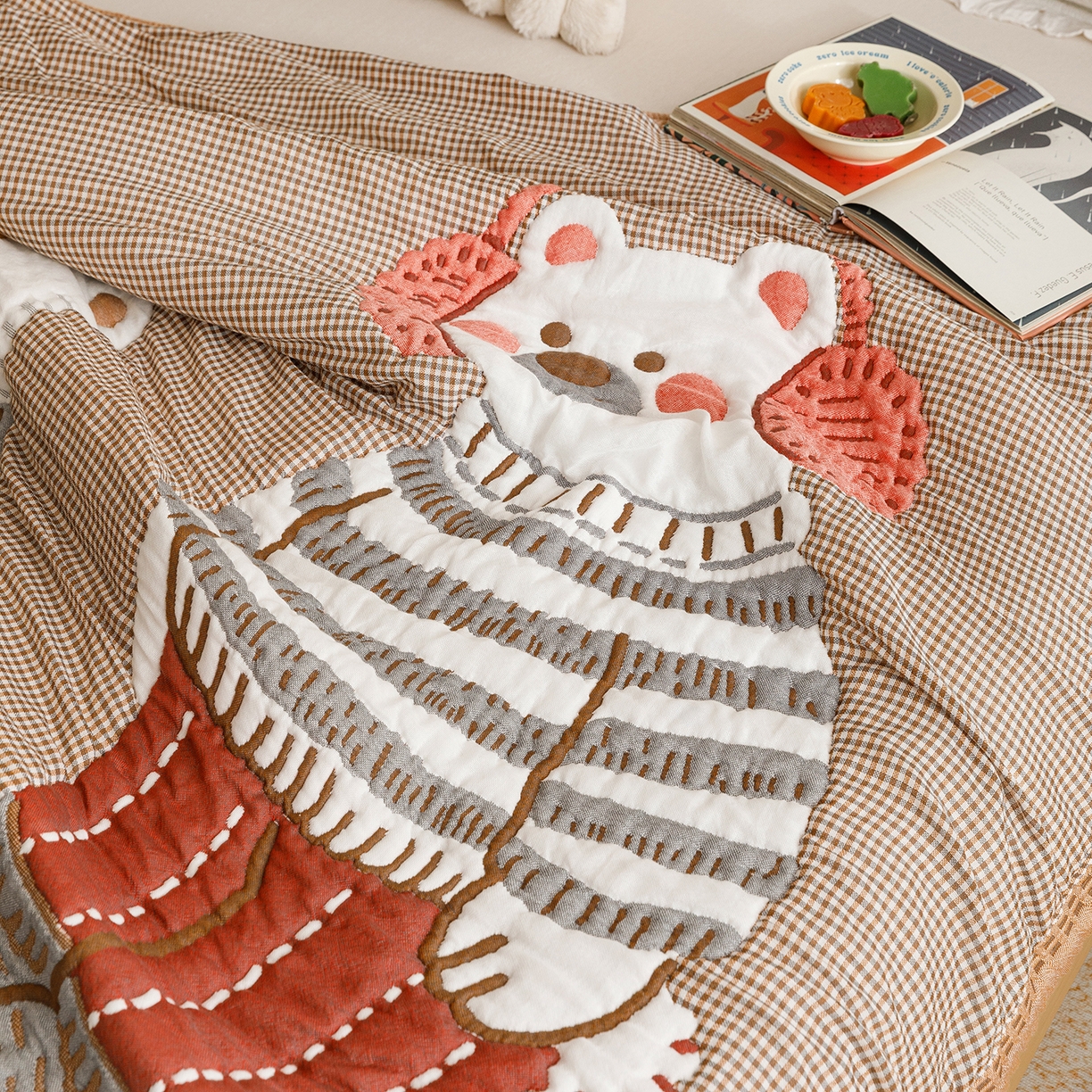 91家纺网 家纺一手货源 找家纺 朴尔家纺-毛巾被 2026新品纯棉云朵棉卡通独版十层加厚纱布泡芙被毛巾被 毛线熊宝