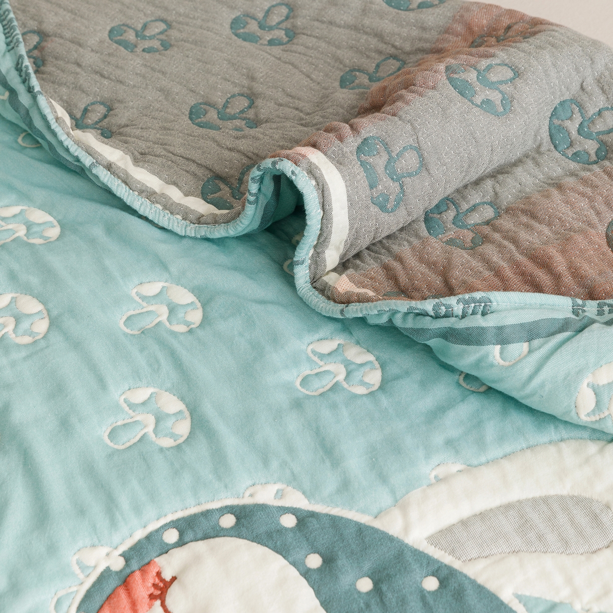 91家纺网 家纺一手货源 找家纺 朴尔家纺-毛巾被 2026新品纯棉云朵棉卡通独版十层加厚纱布泡芙被毛巾被 蘑菇兔兔