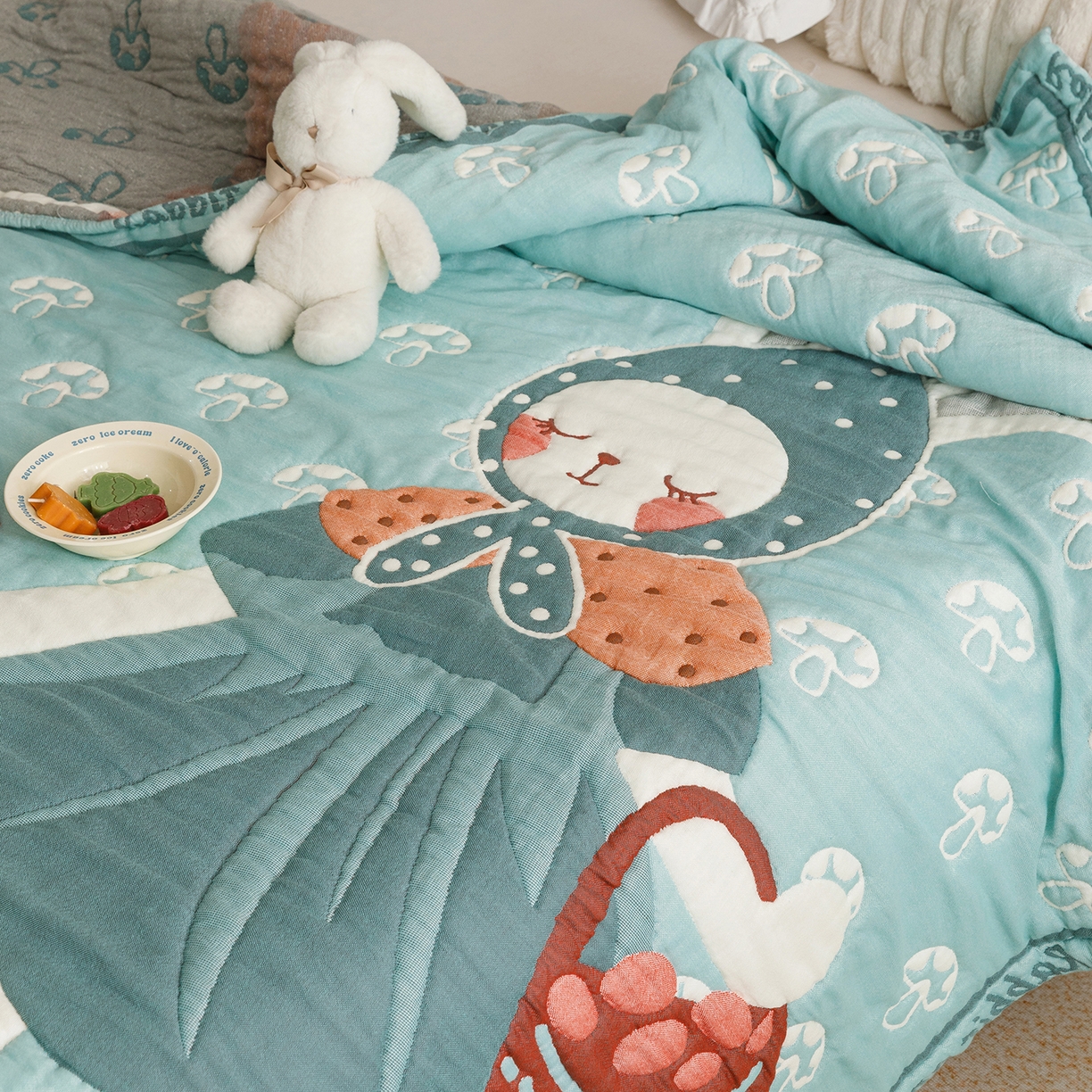 91家纺网 家纺一手货源 找家纺 朴尔家纺-毛巾被 2026新品纯棉云朵棉卡通独版十层加厚纱布泡芙被毛巾被 蘑菇兔兔