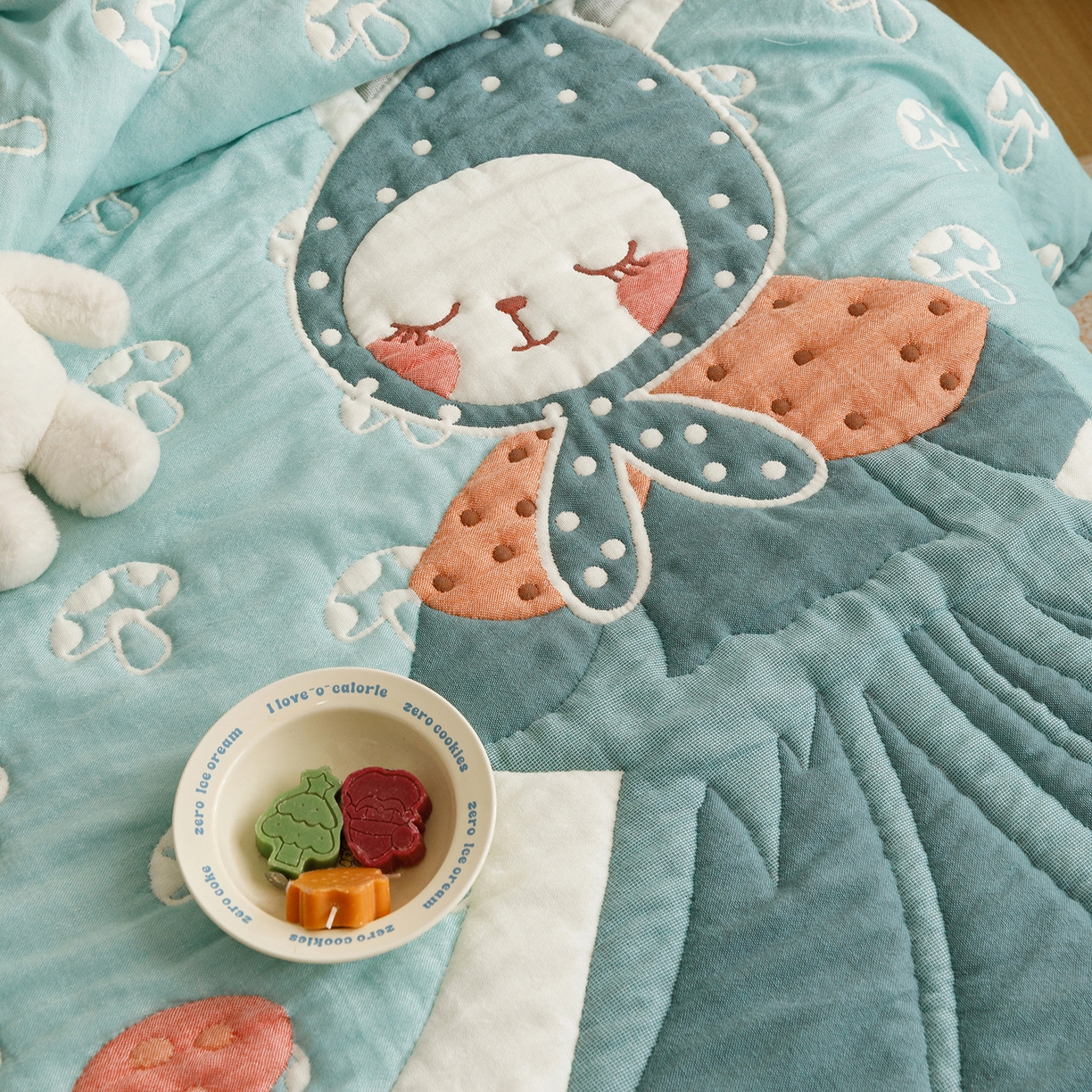 91家纺网 家纺一手货源 找家纺 朴尔家纺-毛巾被 2026新品纯棉云朵棉卡通独版十层加厚纱布泡芙被毛巾被 蘑菇兔兔