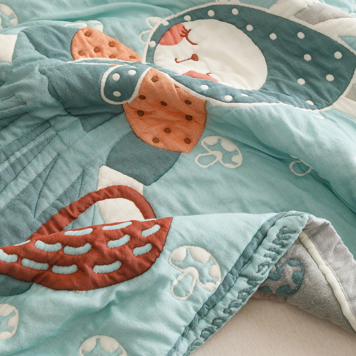 91家纺网 家纺一手货源 找家纺 朴尔家纺-毛巾被 2026新品纯棉云朵棉卡通独版十层加厚纱布泡芙被毛巾被 蘑菇兔兔