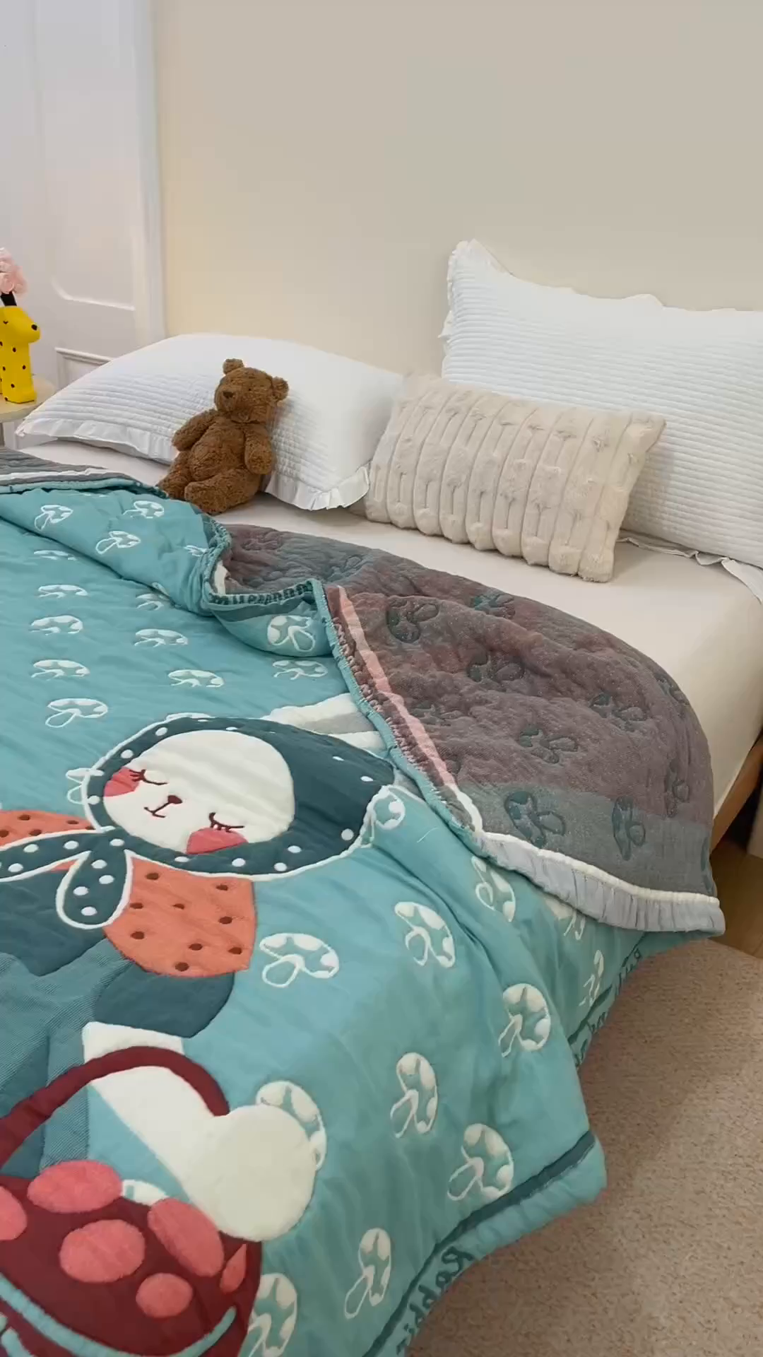 91家纺网 家纺一手货源 找家纺 朴尔家纺-毛巾被 2026新品纯棉云朵棉卡通独版十层加厚纱布泡芙被毛巾被 蘑菇兔兔