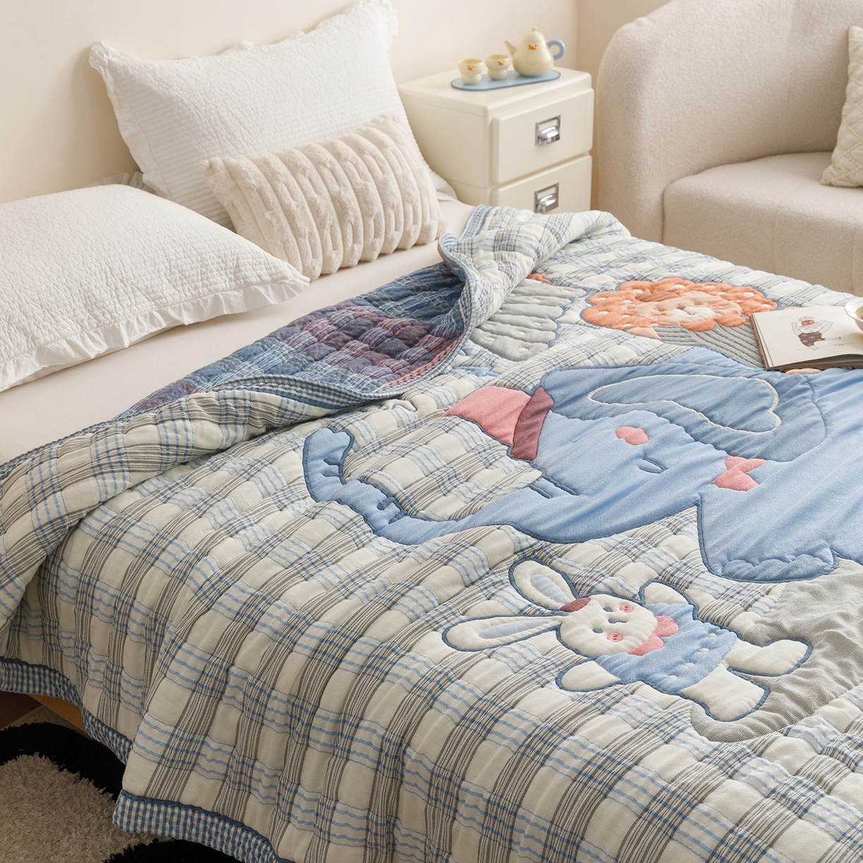 91家纺网 家纺一手货源 找家纺 朴尔家纺-毛巾被 2026新品纯棉云朵棉卡通独版十层加厚纱布泡芙被毛巾被 棋盘萌象