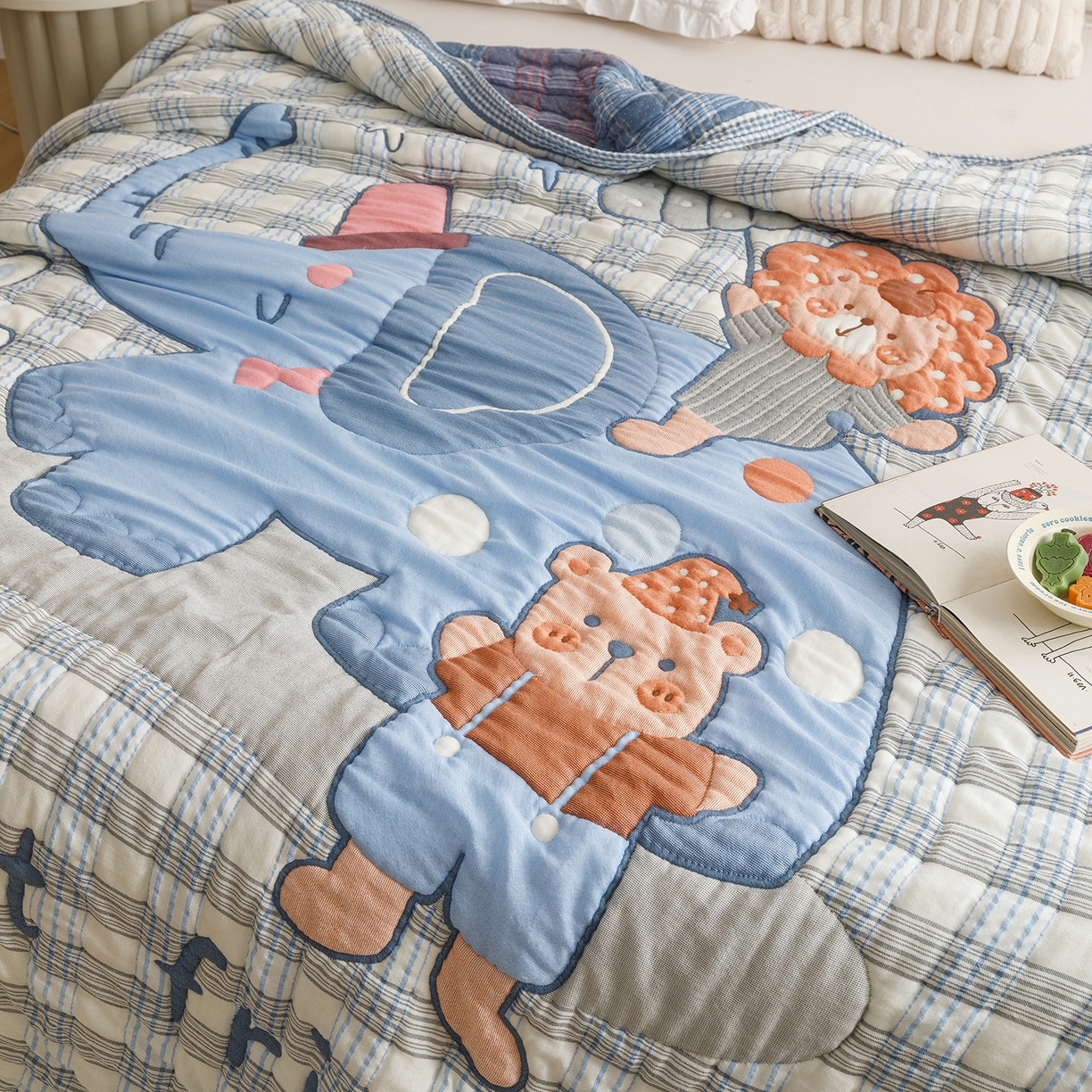 91家纺网 家纺一手货源 找家纺 朴尔家纺-毛巾被 2026新品纯棉云朵棉卡通独版十层加厚纱布泡芙被毛巾被 棋盘萌象