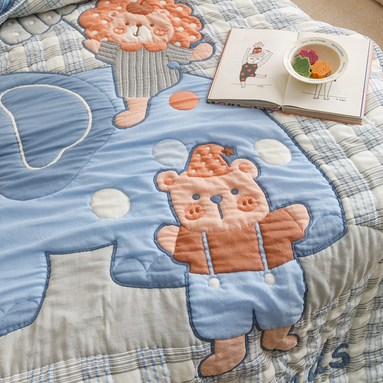 91家纺网 家纺一手货源 找家纺 朴尔家纺-毛巾被 2026新品纯棉云朵棉卡通独版十层加厚纱布泡芙被毛巾被 棋盘萌象