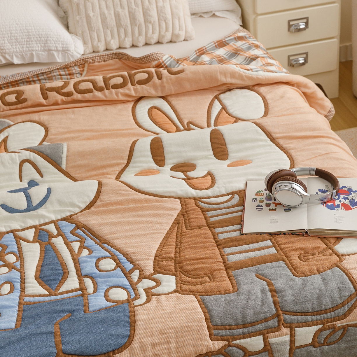 91家纺网 家纺一手货源 找家纺 朴尔家纺-毛巾被 2026新品纯棉云朵棉卡通独版十层加厚纱布泡芙被毛巾被 绅士兔先生