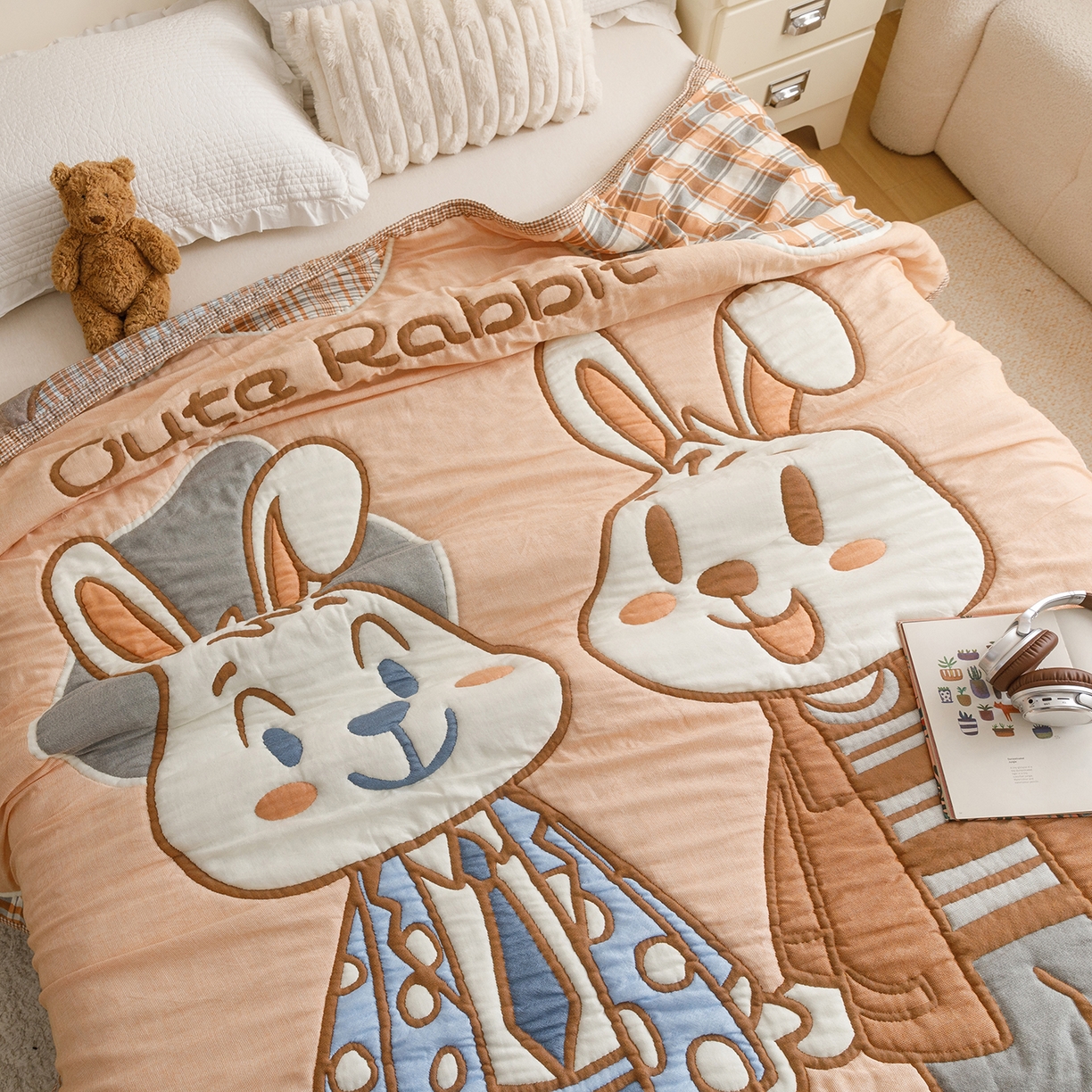 91家纺网 家纺一手货源 找家纺 朴尔家纺-毛巾被 2026新品纯棉云朵棉卡通独版十层加厚纱布泡芙被毛巾被 绅士兔先生