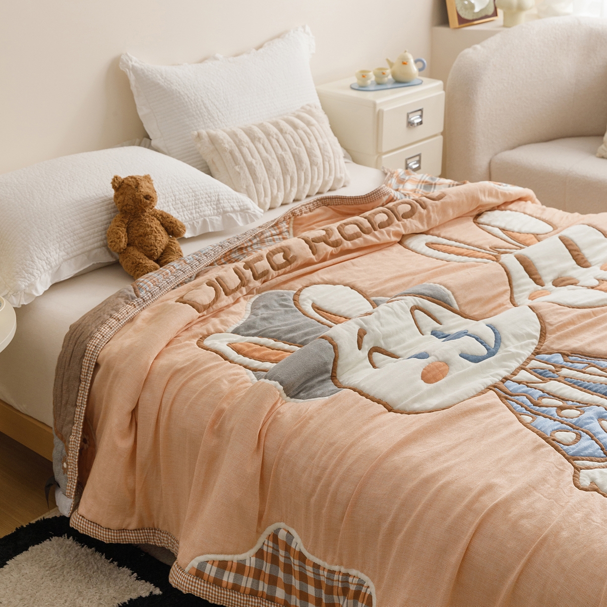 91家纺网 家纺一手货源 找家纺 朴尔家纺-毛巾被 2026新品纯棉云朵棉卡通独版十层加厚纱布泡芙被毛巾被 绅士兔先生