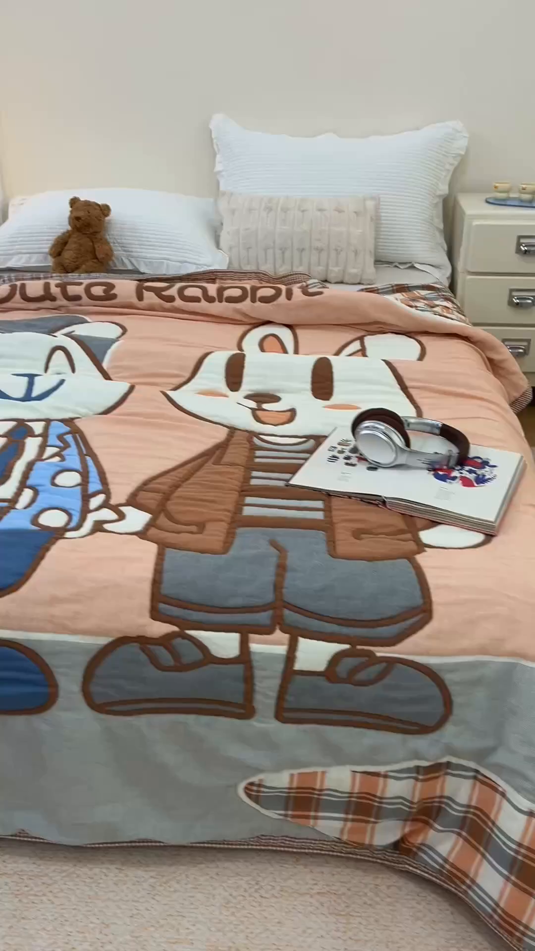 91家纺网 家纺一手货源 找家纺 朴尔家纺-毛巾被 2026新品纯棉云朵棉卡通独版十层加厚纱布泡芙被毛巾被 绅士兔先生