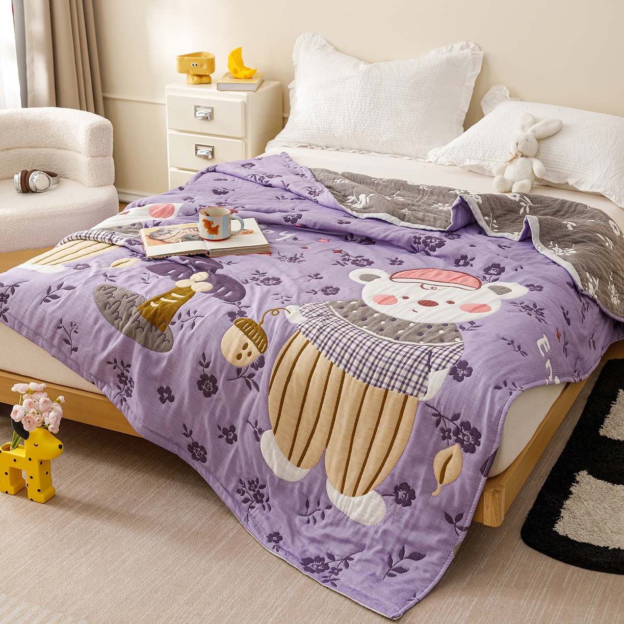 91家纺网 家纺一手货源 找家纺 朴尔家纺-毛巾被 2026新品十层轻肤纯棉云朵棉色织提花纱布泡芙被毛巾被 花园坚果熊-紫