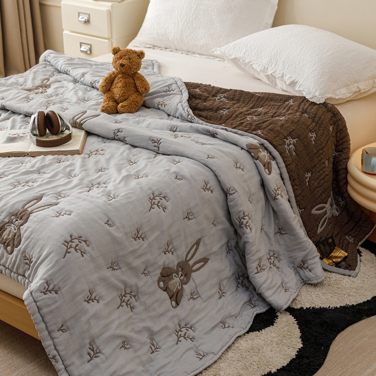 91家纺网 家纺一手货源 找家纺 朴尔家纺-毛巾被 2026新品十层轻肤纯棉云朵棉色织提花纱布泡芙被毛巾被 花枝兔