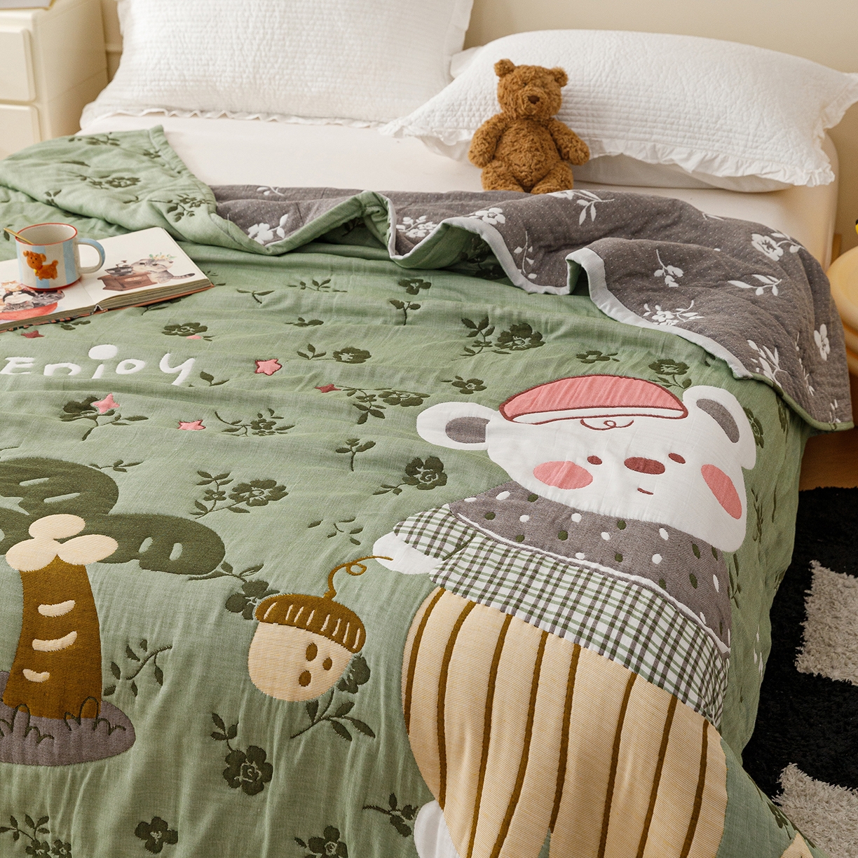 91家纺网 家纺一手货源 找家纺 朴尔家纺-毛巾被 2026新品十层轻肤纯棉云朵棉色织提花纱布泡芙被毛巾被 花园坚果熊-绿